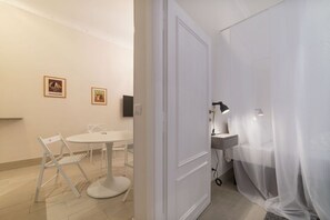 1 室のベッドルーム、WiFi
