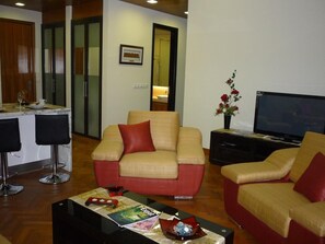 Flat-screen TV, DVD player, stereo - Luxury 2 bedroom Condo in Marina Development (Penang)