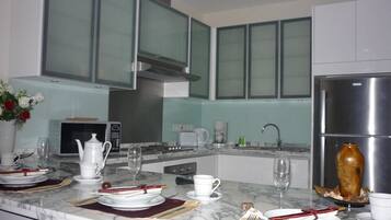 冰箱、微波炉、烤箱、炉灶