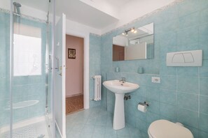 Bruser, hårtørrer, bidet, håndklæder