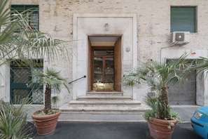 Unclassified image, 4 of 29, button - Saint Peter Rendez Vous (Roma)
