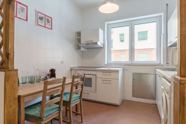 Coffee/tea maker, fridge, oven, stovetop
