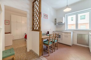 Coffee/tea maker, fridge, oven, stovetop