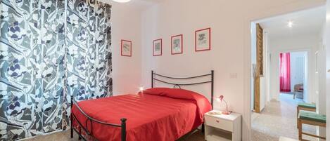 2 makuuhuonetta, silitysrauta/-lauta, Wi-Fi, vuodevaatteet