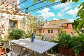Outdoor dining - Monti Roof Terrace Apartment (Roma)