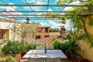Outdoor dining - Monti Roof Terrace Apartment (Roma)