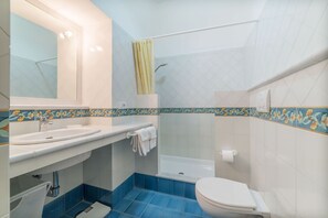 Dusche, Haartrockner, Bidet, Handtücher
