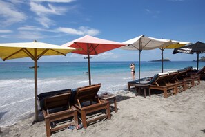 Plage à proximité, chaises longues