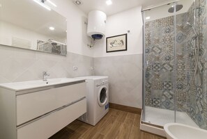 Doccia, asciugacapelli, bidet, asciugamani