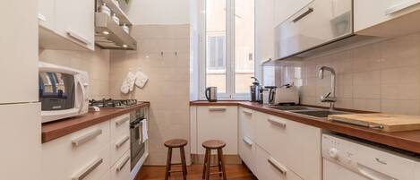 Køleskab, ovn, kogeplade, opvaskemaskine