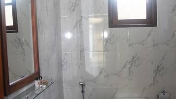 Shower, free toiletries, towels