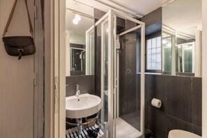 Bruser, hårtørrer, bidet, håndklæder