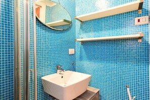 Dusch, hårtork, bidé och handdukar