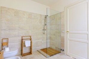 Dusche, Haartrockner, Bidet, Handtücher