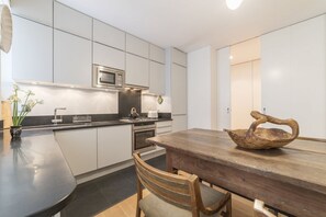 Kühlschrank, Mikrowelle, Ofen, Herdplatte