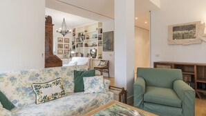 Living area - Micheli 4pax Apartment with Terrace (Roma)