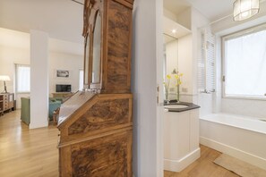 Badkar, hårtork, bidé och handdukar