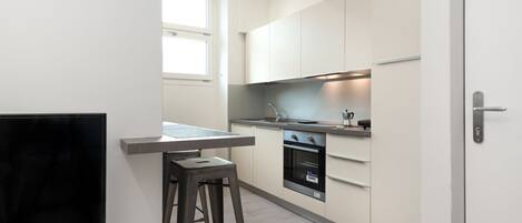 Geladeira, fogão, cooktop, talheres/pratos/utensílios de cozinha