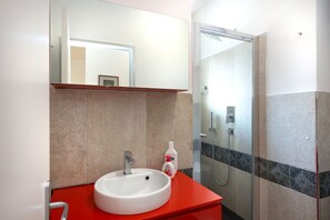 Douche, sèche-cheveux, bidet, serviettes fournies