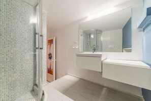 Dusche, Haartrockner, Bidet, Handtücher