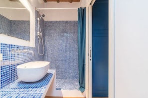 Shower, hair dryer, towels, shampoo