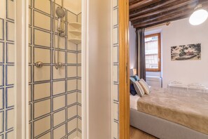 Doccia, asciugacapelli, bidet, asciugamani