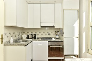 Frigorífico, microondas, horno y placa de cocina