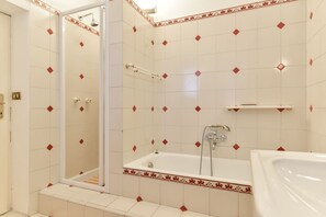 Badkar, hårtork, bidé och handdukar