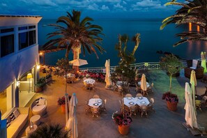 Outdoor dining - Apollon Club (Serrara Fontana)