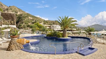 8 piscinas al aire libre (de 09:00 a 18:00), tumbonas