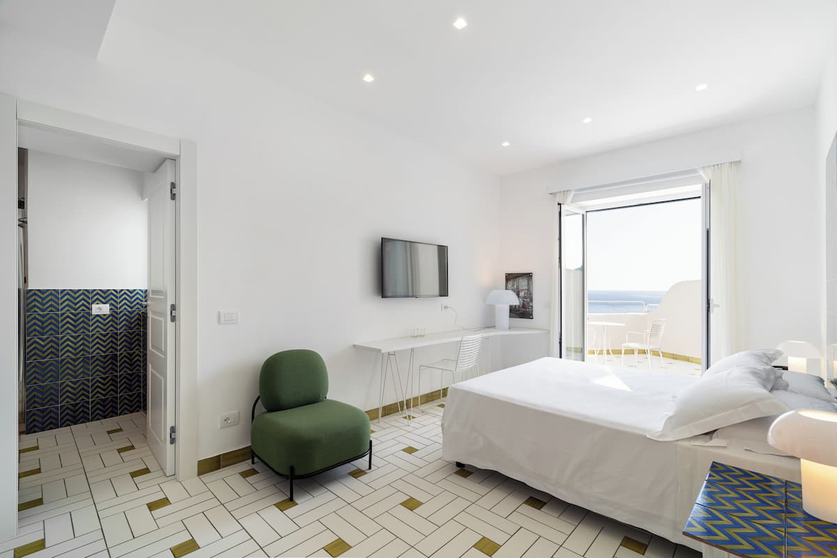 Superior kamer, uitzicht op zee | 1 slaapkamer, een minibar, een kluis op de kamer