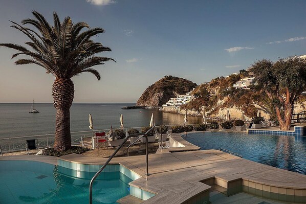 8 piscines extérieures, chaises longues