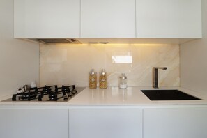 Forno, piano cottura, macchina per il ghiaccio