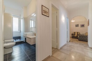 Doccia, asciugacapelli, bidet, asciugamani