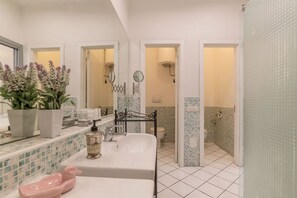 Douche, sèche-cheveux, bidet, serviettes fournies