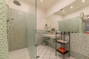 Dusche, Haartrockner, Bidet, Handtücher