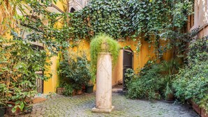 Exterior detail - Via della Scala Secret Garden (Roma)
