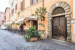 Outdoor dining - Via della Scala Secret Garden (Roma)