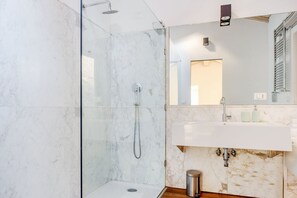 Shower, free toiletries, hair dryer, bidet - Via della Scala Secret Garden (Roma)