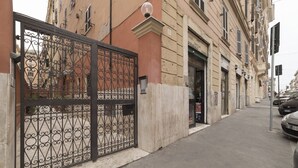 Exterior detail - Romantic Vintage Colosseum Suite (Roma)