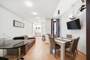 Dining - Peroni 8 Pax Brand New Apartment (Roma)