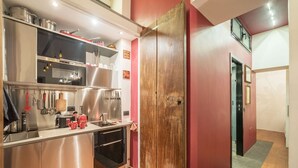 Wasserkocher mit Kaffee-/Teezubehör, Kühlschrank, Mikrowelle, Ofen