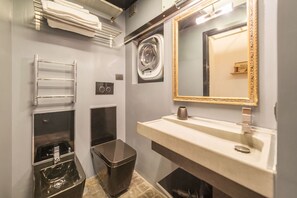 Doccia, asciugacapelli, bidet, asciugamani