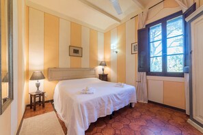 6 bedrooms, iron/ironing board, WiFi, bed sheets