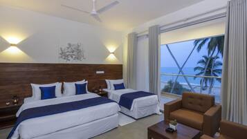 Quarto triplo luxo, 1 cama King, banheira, vista para o mar | Frigobar, cofres nos quartos, individualmente decorados