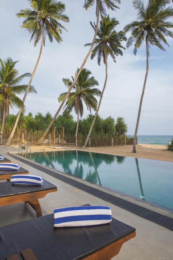 Outdoor pool, sun loungers - Serendivi Resort Villa (Kahandamodara)