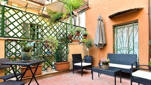 Outdoor dining - Spanish Steps Brand New Apartment with Terrace (Roma)