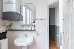 Dusche, Haartrockner, Bidet, Handtücher