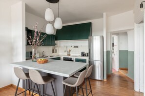 Kühlschrank, Mikrowelle, Ofen, Herdplatte