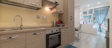 Ofen, Herdplatte, Wasserkocher mit Kaffee-/Teezubehör, Eiswürfelbereiter